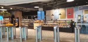 Entrada principal da Pingo Doce Labstore com speed gates da Copigés