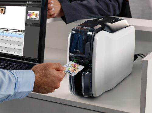 Impressora Zebra ZC100 a imprimir o badge de identificação