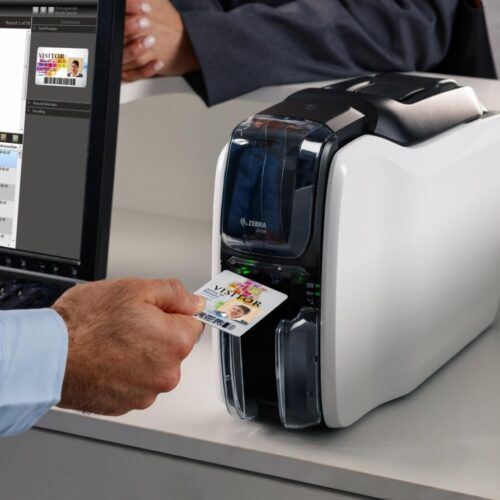 Impressora Zebra ZC100 a imprimir o badge de identificação
